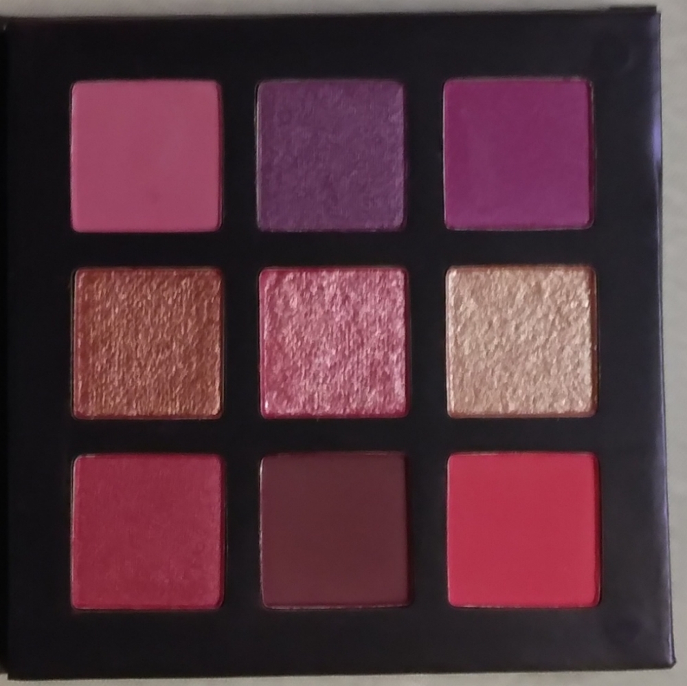 9 shade eyeshadow palette matches Beauty glaze "berry" no logo
